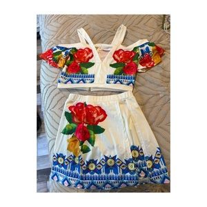 Adorable two piece set with zipper/shorts skort! Sz L